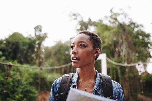 Afrikaanse Amerikaanse vrouw die een kaartreis bekijkt en onderzoekt concept