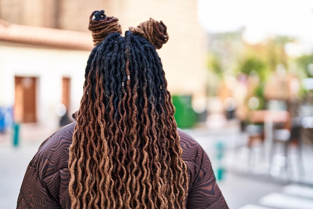 Afrikaanse Amerikaanse vrouw die zich op achtermening bij straat bevindt