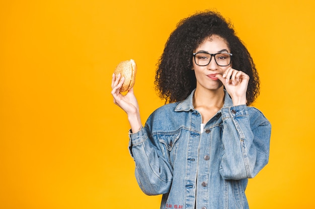 Afrikaanse amerikaanse vrouw, etende, hamburger