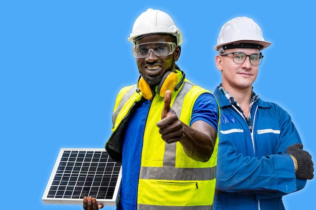 Afrikaanse arbeider met zonnecelpaneel en technische man die met vertrouwen voor blauwe achtergrond staat. Concept van slimme industrie werknemer werken. Diversiteit van mensen uit de industrie.