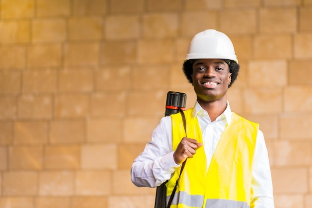 Afrikaanse architect met beschermende kleding op een bouwplaats