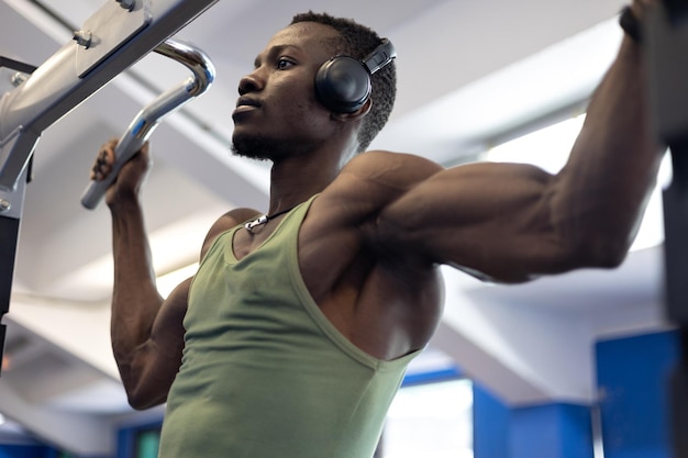 Afrikaanse atleet traint zijn rug met een vaste halter