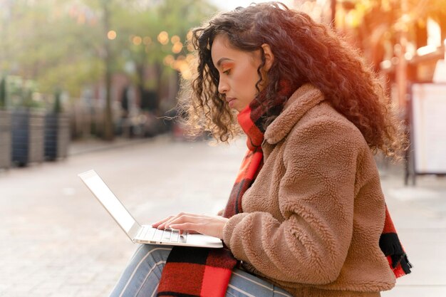 Afrikaanse etniciteit jonge vrouw kijken naar online onderwijs webinar met behulp van een laptop