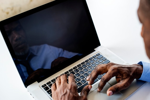 Afrikaanse etniciteit man aan het werk op laptop