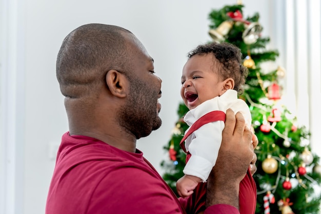 Afrikaanse familie 4 maanden Nigeriaanse baby pasgeboren zoon en vader glimlachend en gelukkig samen