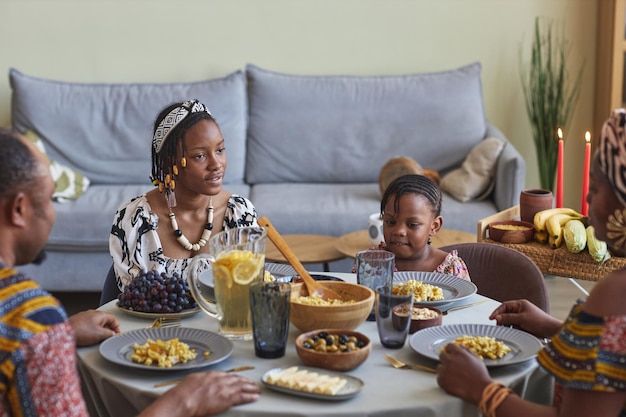 Afrikaanse familie die Kwanzaa thuis viert