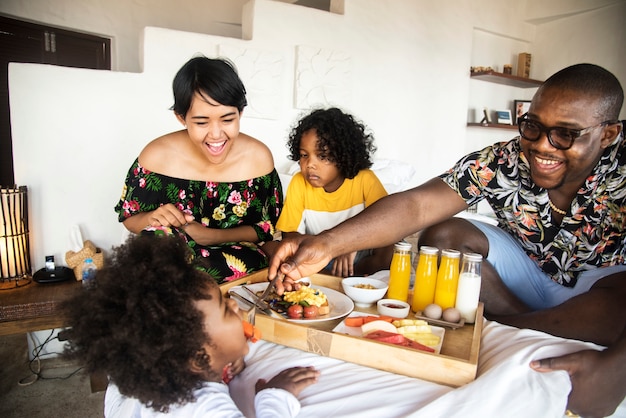 Afrikaanse familie die ontbijt in bed heeft