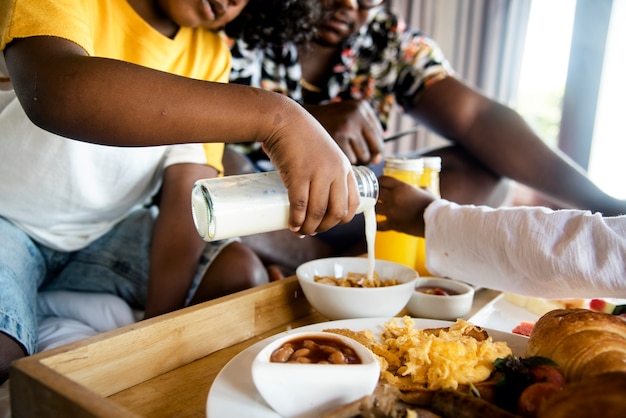 Afrikaanse familie die ontbijt in bed heeft