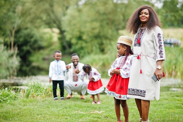 Afrikaanse familie in traditionele kleding in het park.