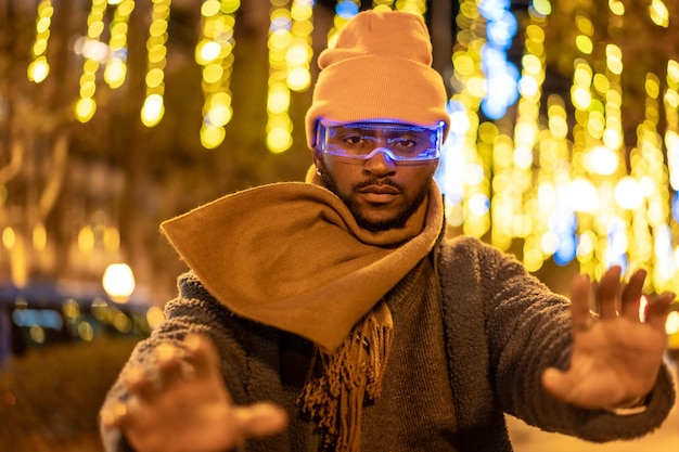 Afrikaanse futuristische man met slimme bril in de stad
