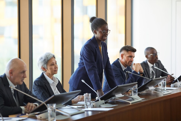 Afrikaanse jonge zakenvrouw presteren op zakelijke conferentie voor haar collega's