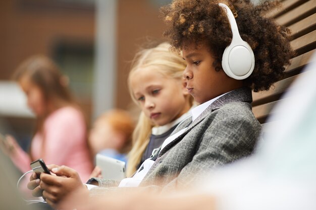 Foto afrikaanse jongen speelspel op de telefoon