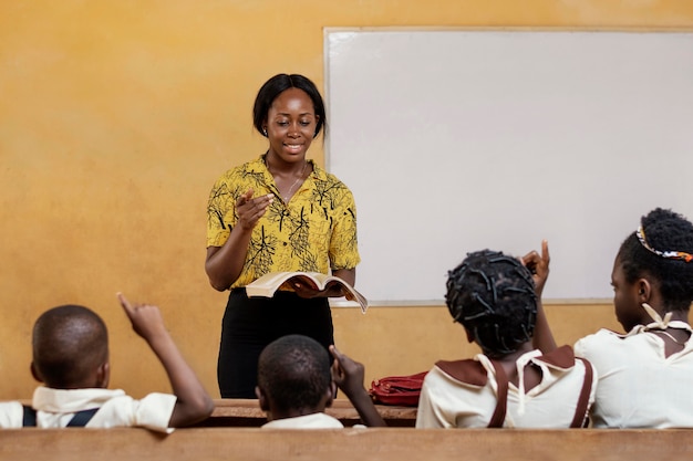 Foto afrikaanse kinderen die een les hebben op school