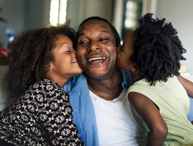 Afrikaanse kinderen die hun vader kussen