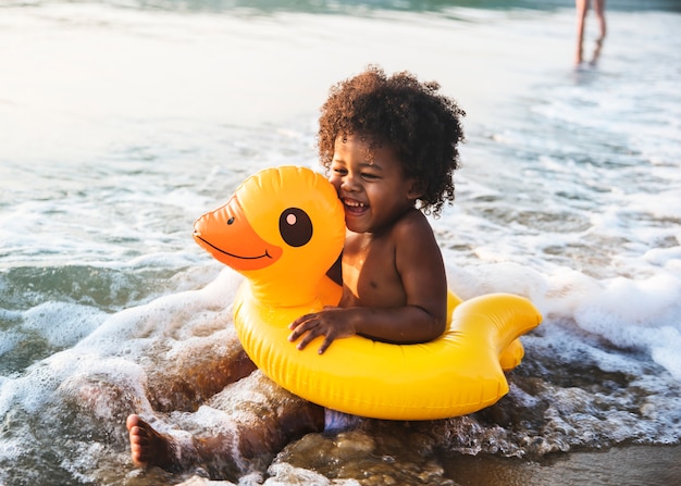 Afrikaanse kleine jongen die spelen op het strand