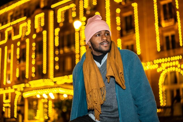 Afrikaanse man die buiten zit tijdens de kerstnacht
