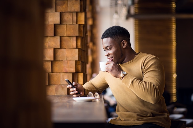 Afrikaanse man in een café