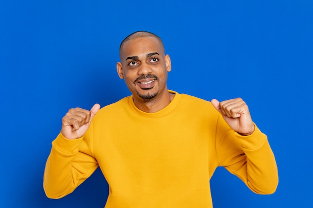 Afrikaanse man met een gele sweater