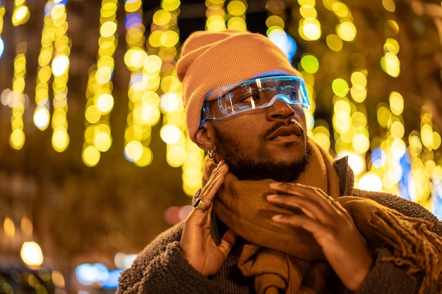 Afrikaanse man met slimme bril in de stad 's nachts