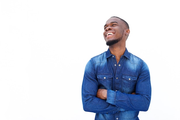 Afrikaanse mens die met wapens lachen die tegen witte achtergrond worden gekruist