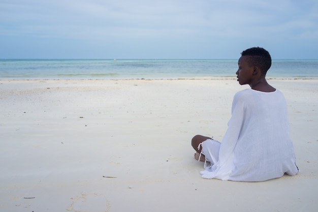 Afrikaanse mooi meisje op tropisch strand