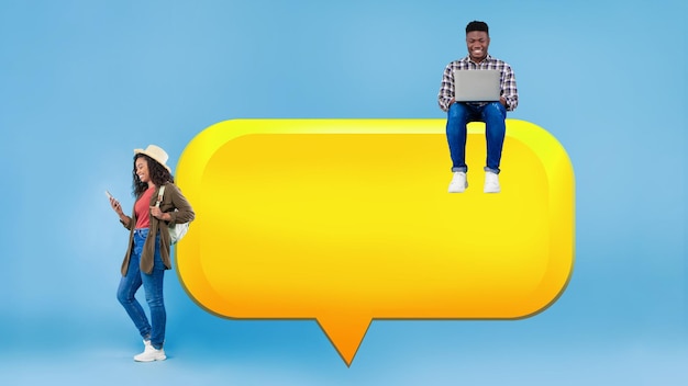 Afrikaanse paar sms'en poseren in de buurt van grote bericht pictogram blauwe achtergrond