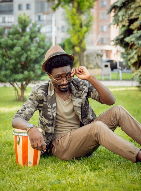 Afrikaanse student in het park.