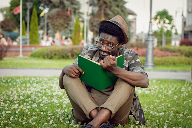 Afrikaanse student in het park.