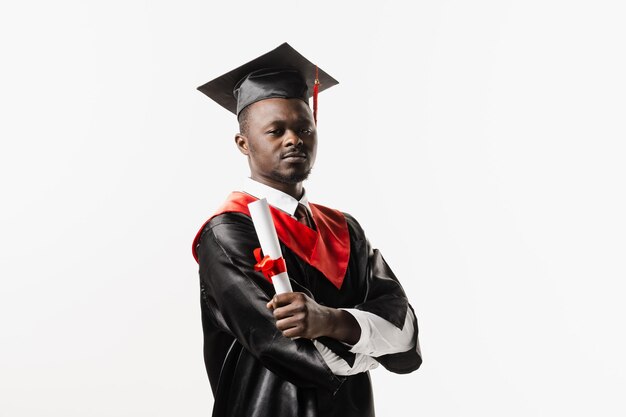 Afrikaanse student met diploma in afstudeergewaad en pet klaar om college af te maken Toekomstige leider van de wetenschap Academicus Afrikaanse man in zwarte toga glimlachend