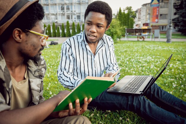 Afrikaanse studenten in het park.