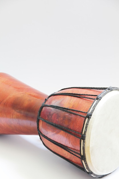 Foto afrikaanse trommel djembe close-up foto geïsoleerd op wit