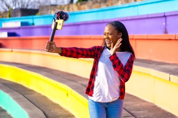 Afrikaanse vrouw die een live video opneemt op sociale media