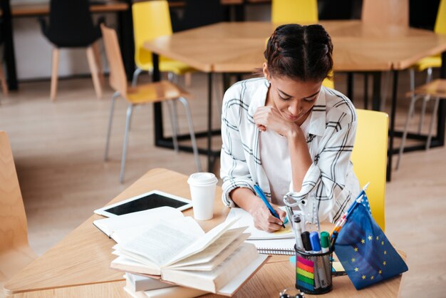 Foto afrikaanse vrouw in bibliotheek