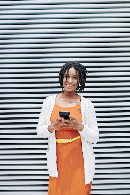 Afrikaanse vrouw met behulp van telefoon