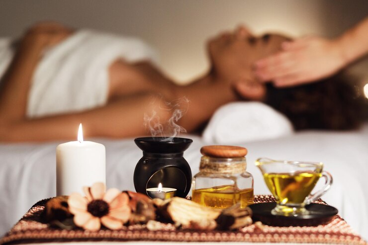 Afrikaanse vrouw met gezichtsmassage, ontspannen in de spa salon en genieten van aromatherapie