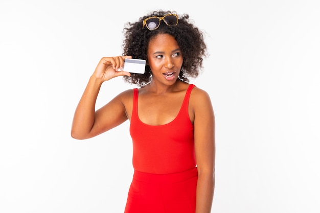 Afrikaanse vrouw met plastic kaart, foto geïsoleerd op een witte achtergrond