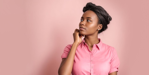 afrikaanse vrouw op roze achtergrond schattige aantrekkelijke jonge vrouw in roze kleding op roze achtergrond kopie ruimte aantrekkelijk afro amerikaans model generatieve ai