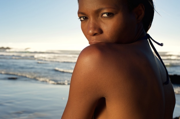 Afrikaanse vrouwelijke fotomodel poseren op het strand