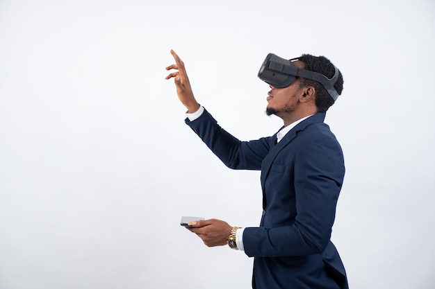 Afrikaanse zakenman die de mogelijkheden van virtual reality-technologie laat zien