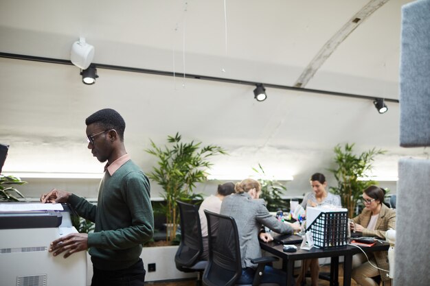 Afrikaanse zakenman scannen documenten in Office