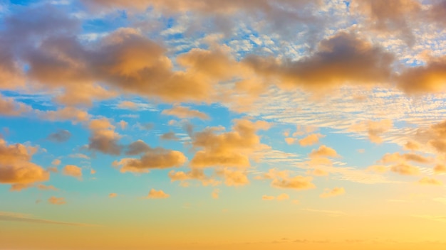 Afrikaanse zonsonderganghemel met geweldige kleurenwolken, kan als achtergrond worden gebruikt - Panoramisch wolkenlandschap