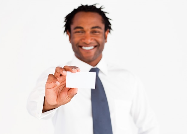 白いカードを持っているアフロアメリカ人のbusdinessman