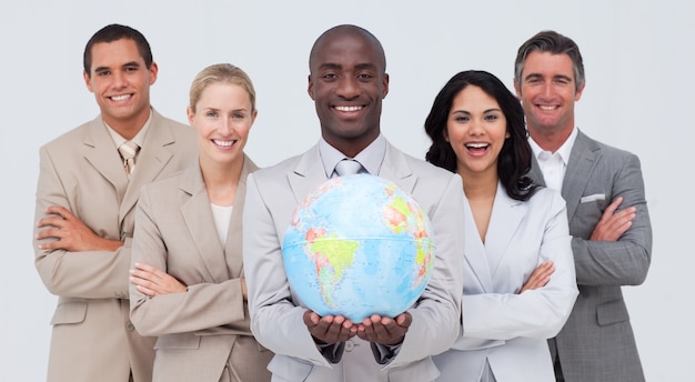 Photo afro-american businessman holding a terrestrial globe with his team