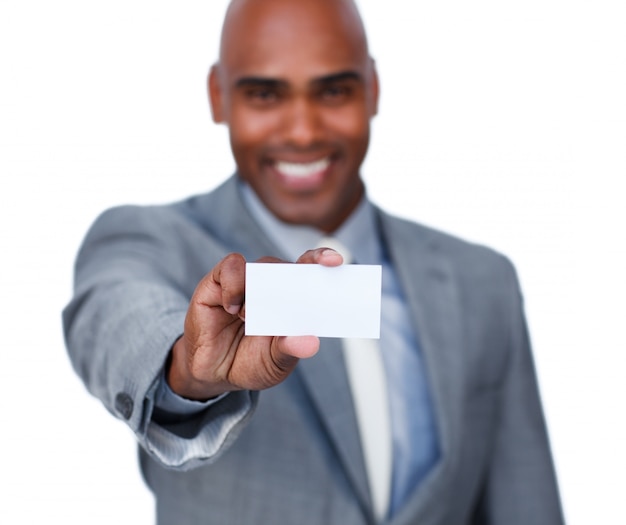 白いカードを持っているアフリカ系アメリカ人のビジネスマン