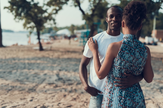 Photo afro-american couple is resting on the beach