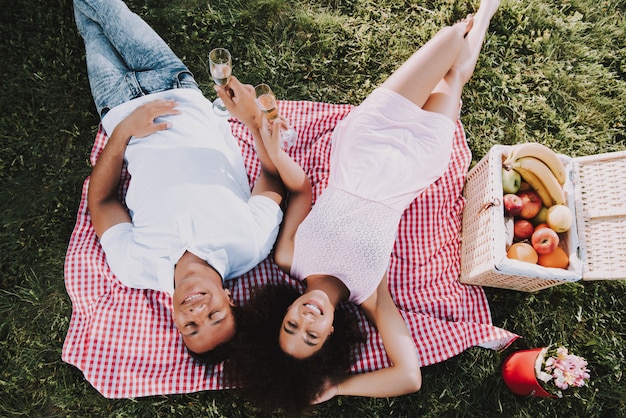 Foto la coppia afroamericana sta riposando nel parco all'estate