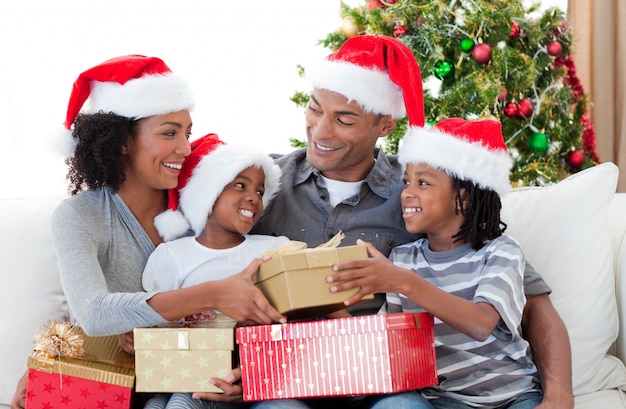 Famiglia afroamericana che celebra il natale a casa