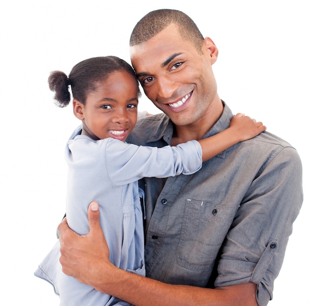 Padre afroamericano che tiene la sua piccola figlia