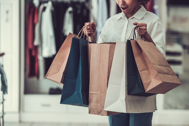 Photo afro american girl doing shopping