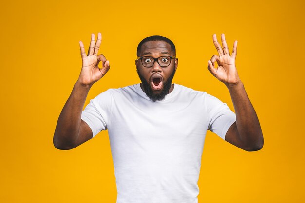 Photo afro american man over isolated wall smiling positive doing ok sign with hand and fingers. successful expression.